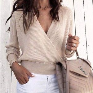 Casual V-neck sweater in light blush